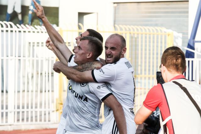 萨林杰22+16吉伦沃特32+8+13 深圳克山东9连胜